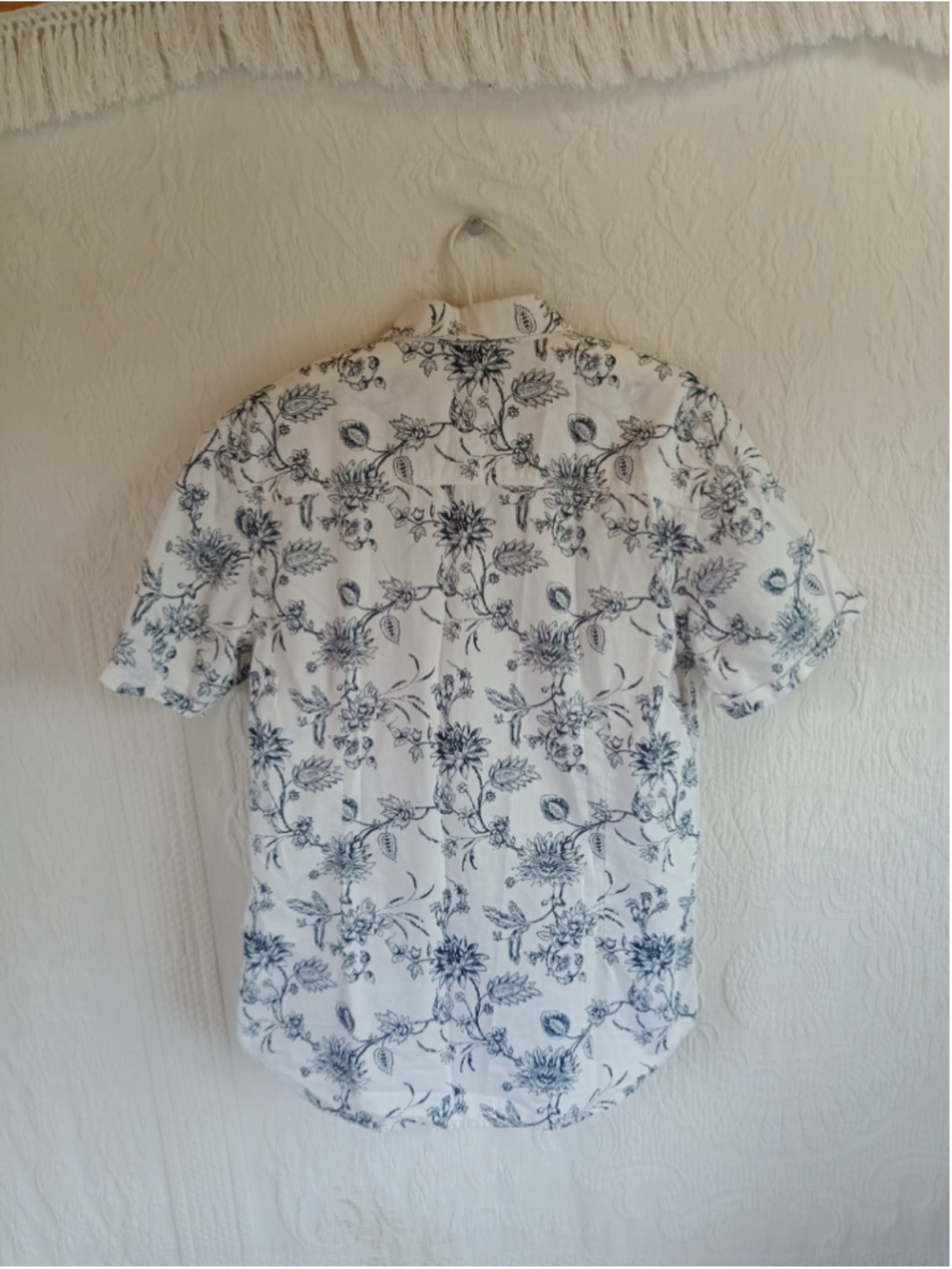 Howe Casual Button Down Shirt, Size L, White and Blue Floral breezy lightweight - Picture 7 of 8